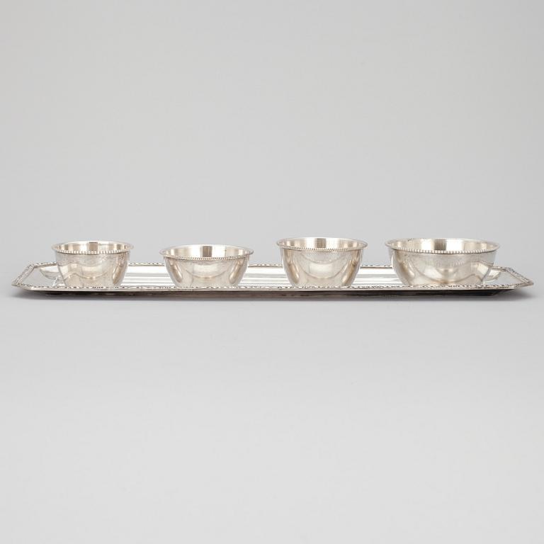 BRICKA samt KRYDDSKÅLAR, 4 st, silver, Ungern, sekelskiftet 1800/1900. Vikt 425,7 g.