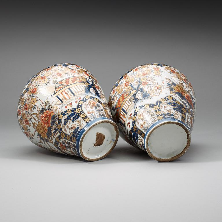 A pair of  imari vases with covers, Samson, 1800-tal.