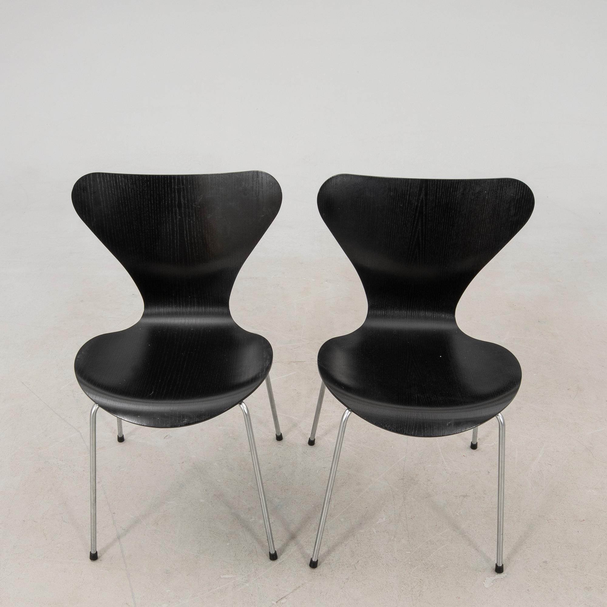 Arne Jacobsen, stolar 2 st. "Sjuan", Fritz Hansen, Danmark 2007.