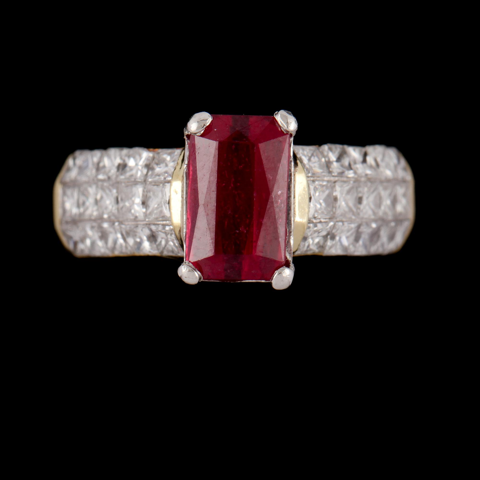 RING, 18k guld fasettslipad rubin, 3.00 ct samt prinsesslipade diamanter, totalt 3.00 ct. Vikt 10 g.