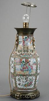 BORDSLAMPA/URNA, porslin, Kina, 1800-talets andra hälft.