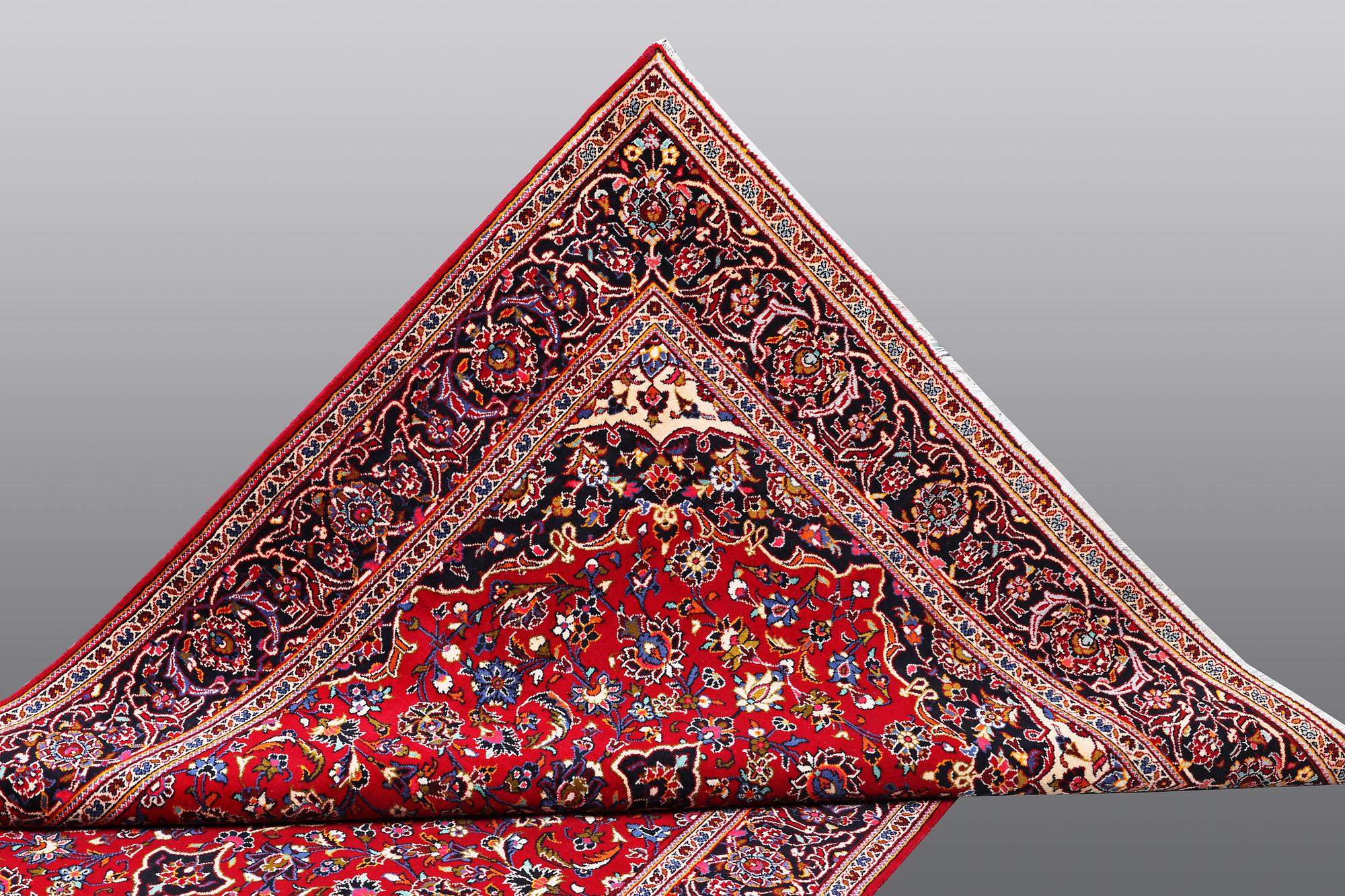 A CARPET, Kashan, ca 318 x 200 cm.