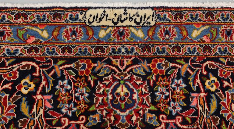 A Keshan carpet, signed Akhavan, approx. 415 x 303 cm.