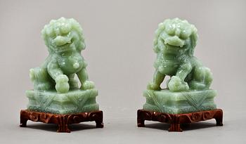 FIGURINER, ett par, jade, Kina. 1900-tal.