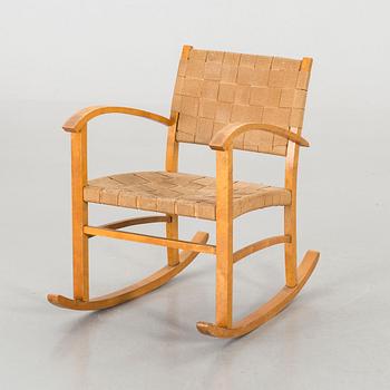 A 1930-40'S ROCKING CHAIR.