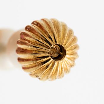 Kristian Nilsson, collier odlade pärlor och 18K guld med fasettslipad smaragd samt rundabriljantslipade diamanter.