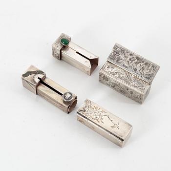 Läppstiftsetuier, två stycken, samt brevkniv och penfodral, silver. Japan, omkring 1900.