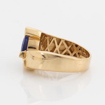 Brilliant-cut diamond and tanzanite ring.