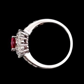 RING, 18 k vitguld, rubin ca 1.50 ct, briljantslipade diamanter tot ca 1.03 ct.