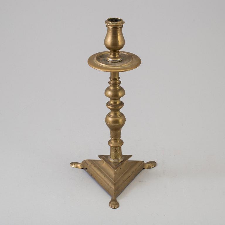 AN 18TH CENTURY BRONZE CANDLESTICK.