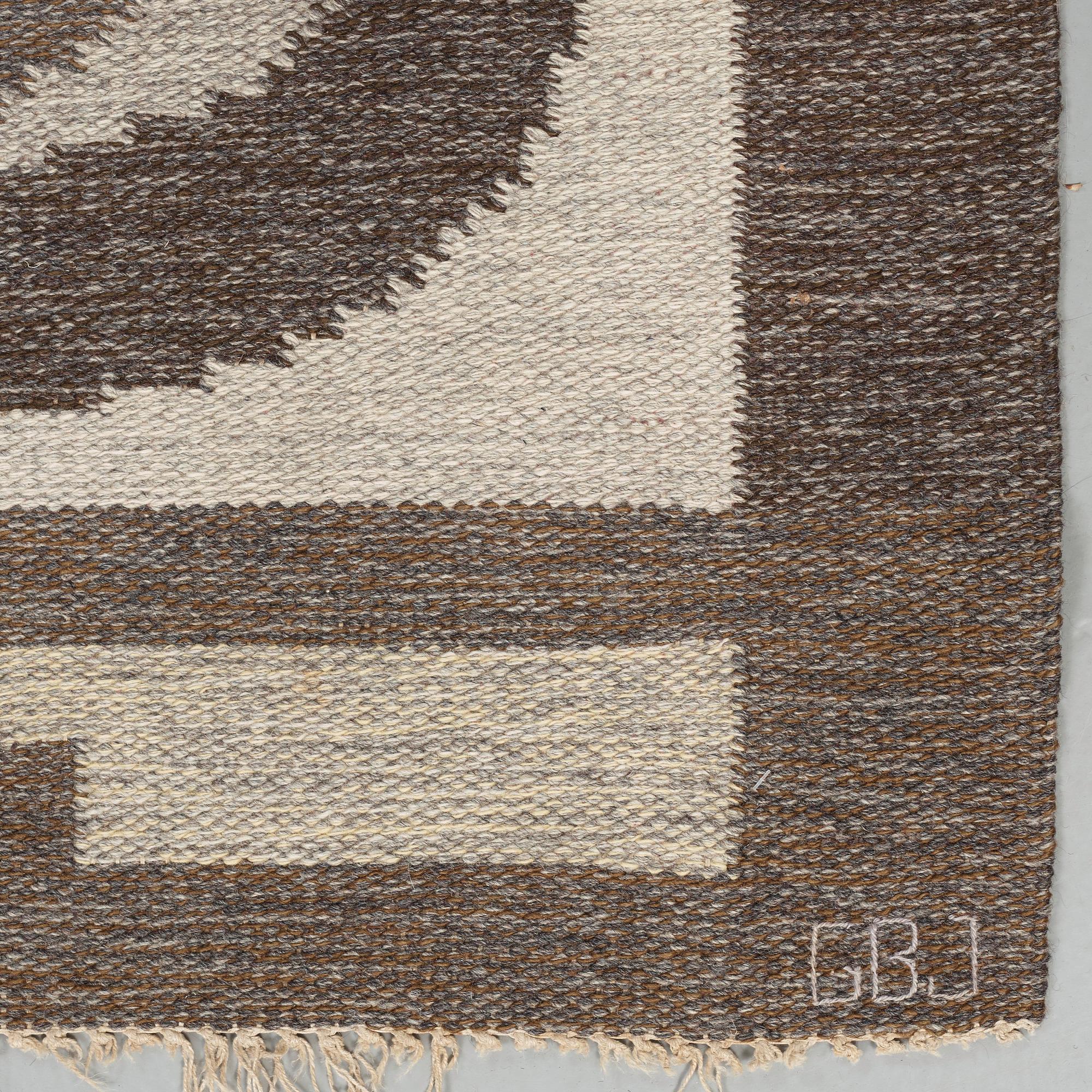 CARPET. Flat weave. 242,5 x 170,5 cm. Signed GBJ as well as a weavers signature in the form of a light blue square.