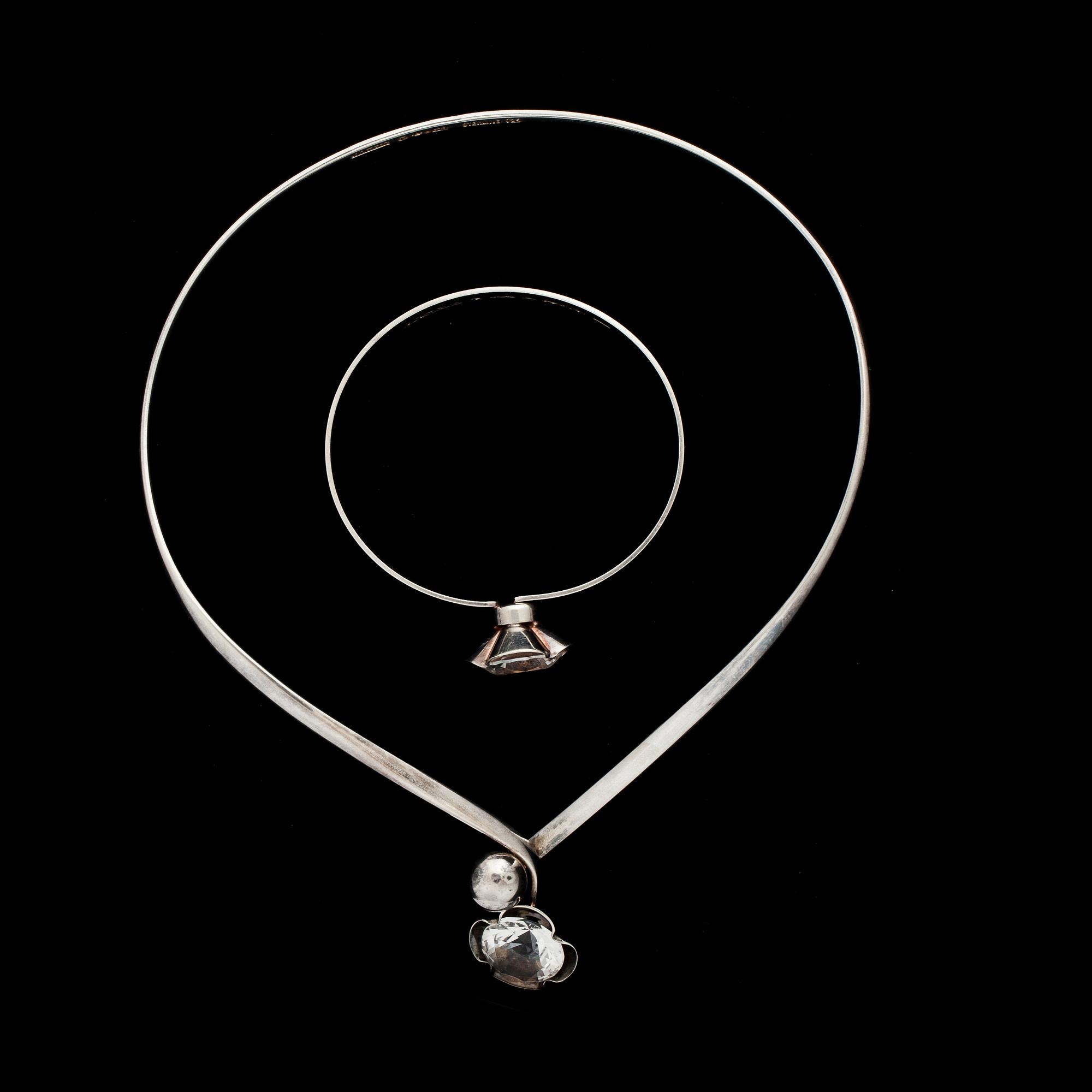 HALSRING samt ARMRING, Alton, sterlingsilver med bergkristall, Falköping,  1973-8. Total vikt ca 56 g.