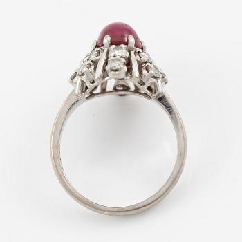 Ring in 18K gold set with a cabochon-cut ruby and round brilliant-cut diamonds.