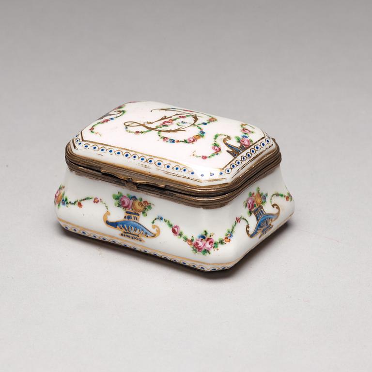 DOSOR, sex stycken, porslin och emalj. 18/1900-tal.