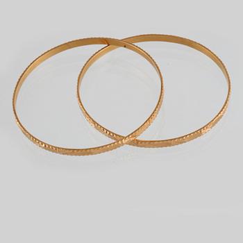 ARMRINGAR, 2 st, 18K guld, utländska stämplar. Vikt 28 gram.