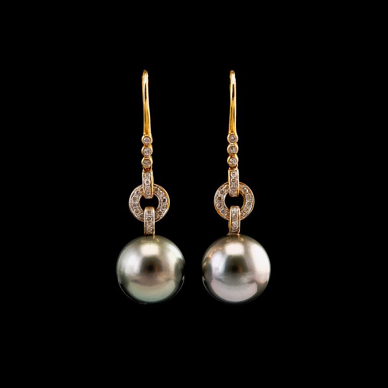 A PAIR OF EARRINGS, tahitian pearls 13 mm. Brilliant cut diamonds c. 0.40 ct. 18K gold. Length 4 cm.