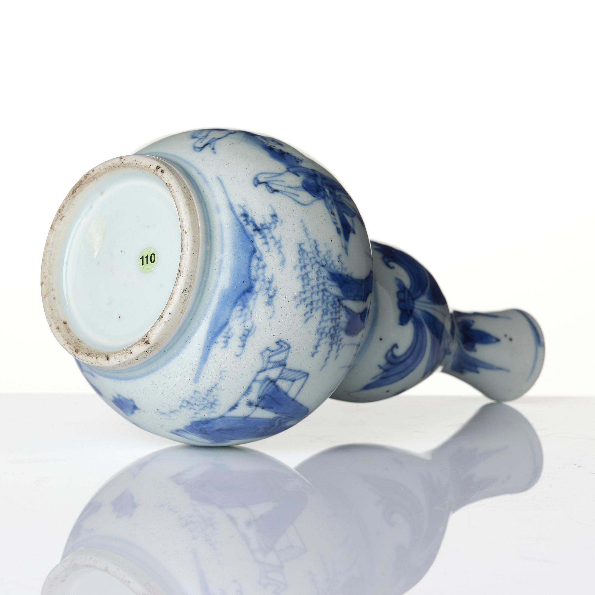A blue and white Transitional vase, 1630/40's.