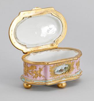 KOPP MED FAT SAMT DOSA, porslin, bl.a. Berlin, 1800/1900-tal.