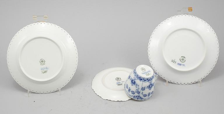 KAFFESERVIS, 28 delar, porslin, "Musselmalet", Royal Copenhagen, 1900-talets andra hälft.