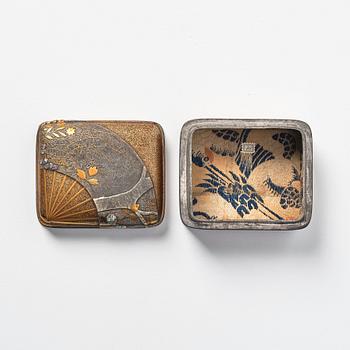 Ask med lock, lack, s.k. Kobako. Japan, Edoperioden (1666-1868).