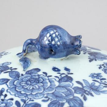 A blue and white tureen with cover, Qing dynasty, Qianlong (1736-95).