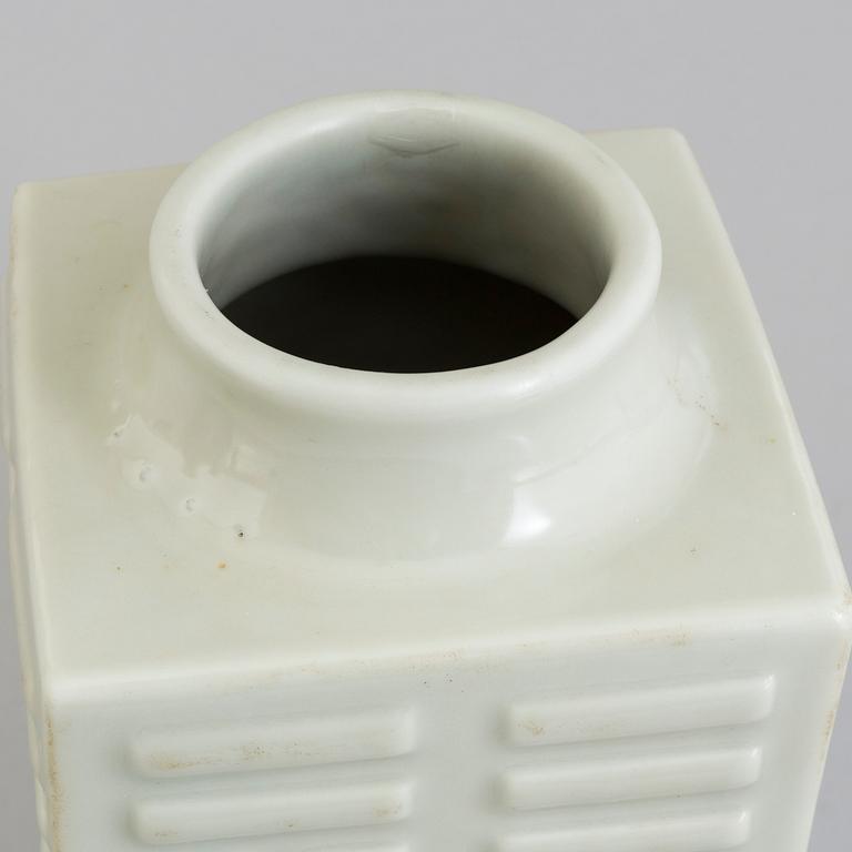 A 20th century Chinese porcelain vase.