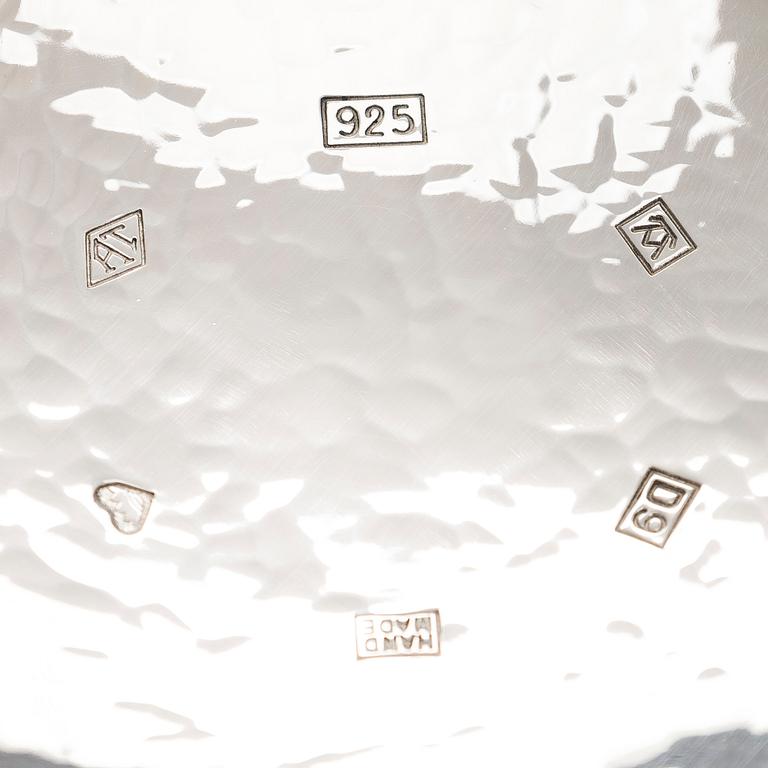 A. Tillander, skål, sterlingsilver och emalj, Åbo 2005.