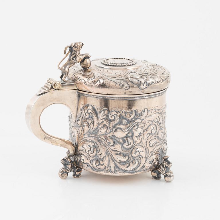 Dryckeskanna, silver, barockstil, svenska kontrollstämplar, 1900-talets början.