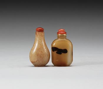 SNUSFLASKOR med PROPPAR, två stycken, agat och nefrit. Qing dynastin.