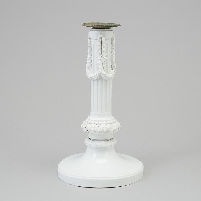 AN 18TH CENTURY MEISSEN PORCELAIN CANDLESTICK.