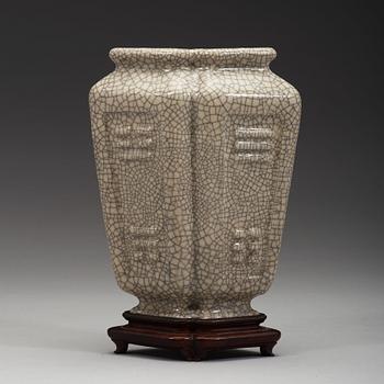 A Ge-glazed vase, presumably late Qing dynasty, circa 1900.