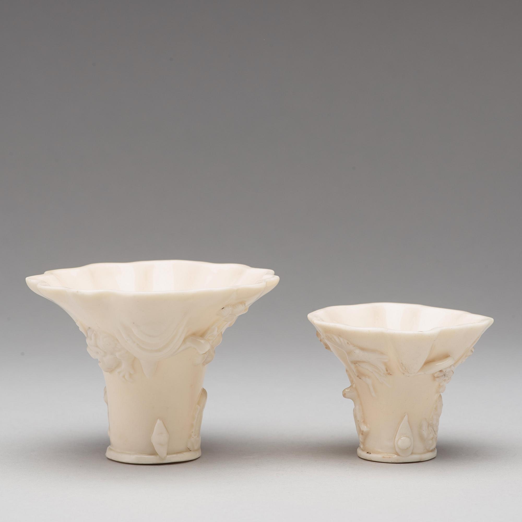 VINOFFERBÄGARE, två stycken, blanc de chine. Qingdynastin, Kangxi (1662-1722).