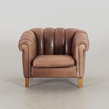 A leather sofa and armchair, 20th century latter part.