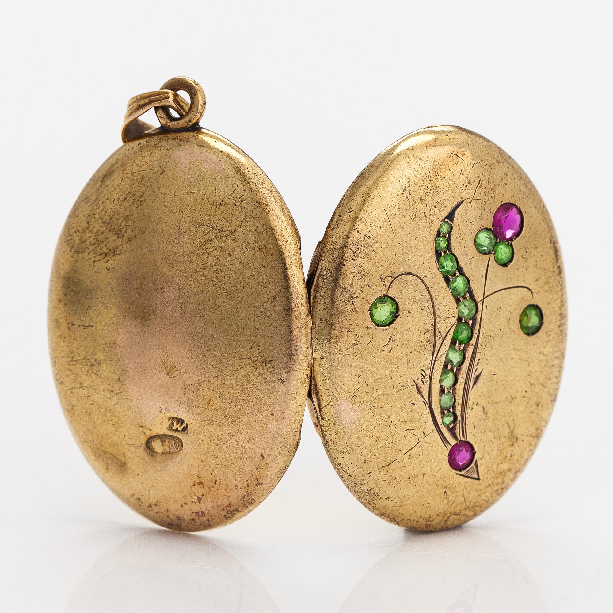 Medaljonki riipus, 14K kultaa, synteettiset rubiinit ja demantoidigranaatteja. Pietari, 1908-1926.