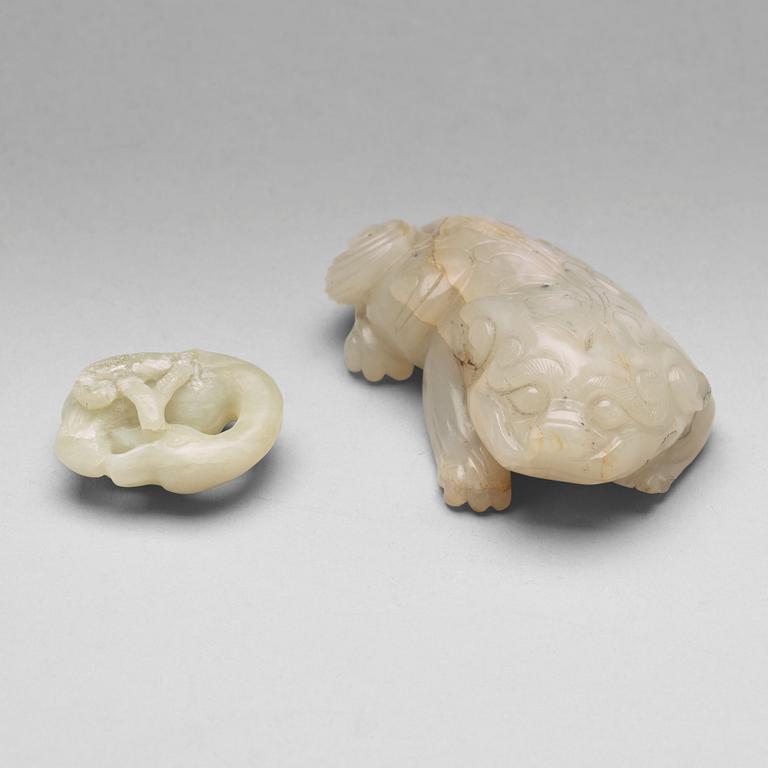 FIGURINER, två stycken, nefrit. Troligen sen Qing dynasti (1644-1912).