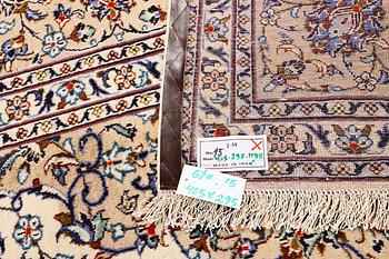 A Kashan carpet, a. 405 x 295 cm.