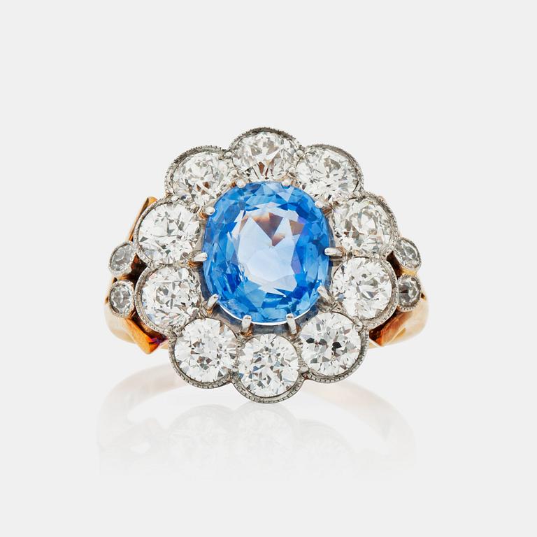 RING med Ceylonsafir ca 3.00 ct samt gammalslipade diamanter totalt ca 2.50 ct.  Hugo Strömdahl 1959.