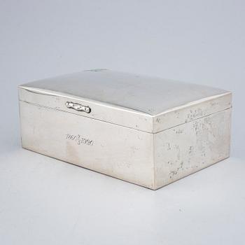 A silver cigarette box, CG Hallberg, Stockholm 1919.