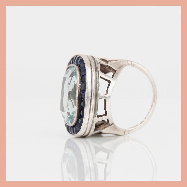 RING, silver med kuddslipad akvamarin, tot ca 6,91 ct och troligen små safirer,  Stockholm, 1932. Total vikt ca 8,19 g.