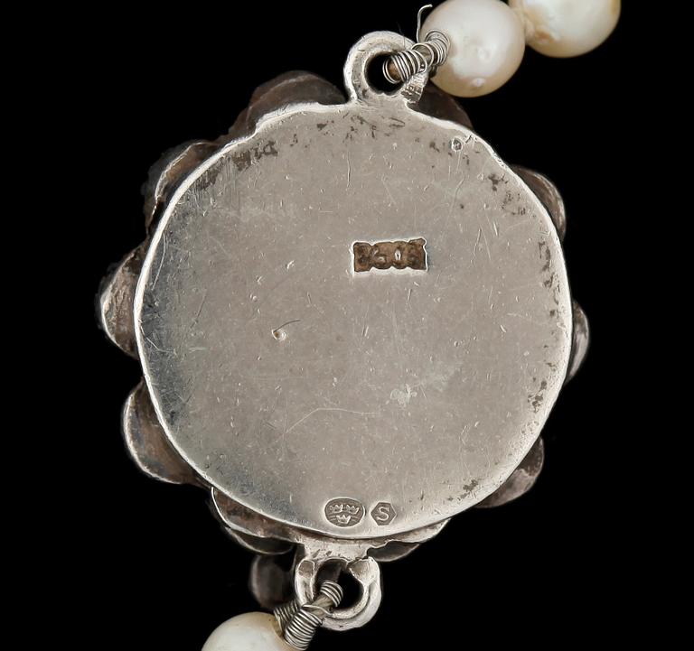 PÄRLCOLLIER, odlade saltvattenspärlor med lås i silver.