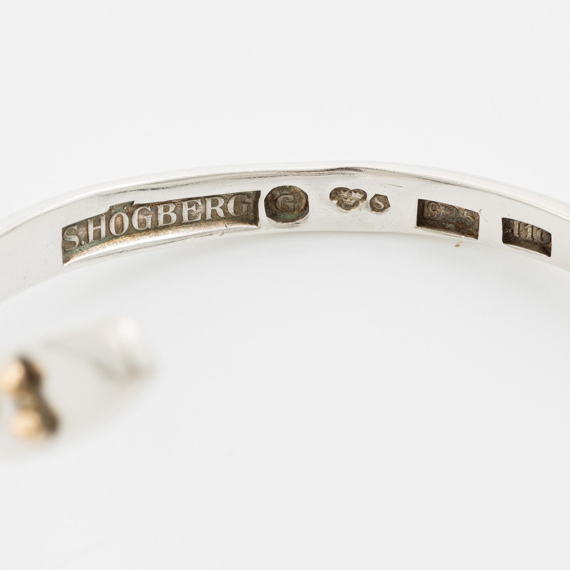 Sven-Erik Högberg, an arm ring in the form of a serpent, sterling silver with gold details, Gothenburg 1983.