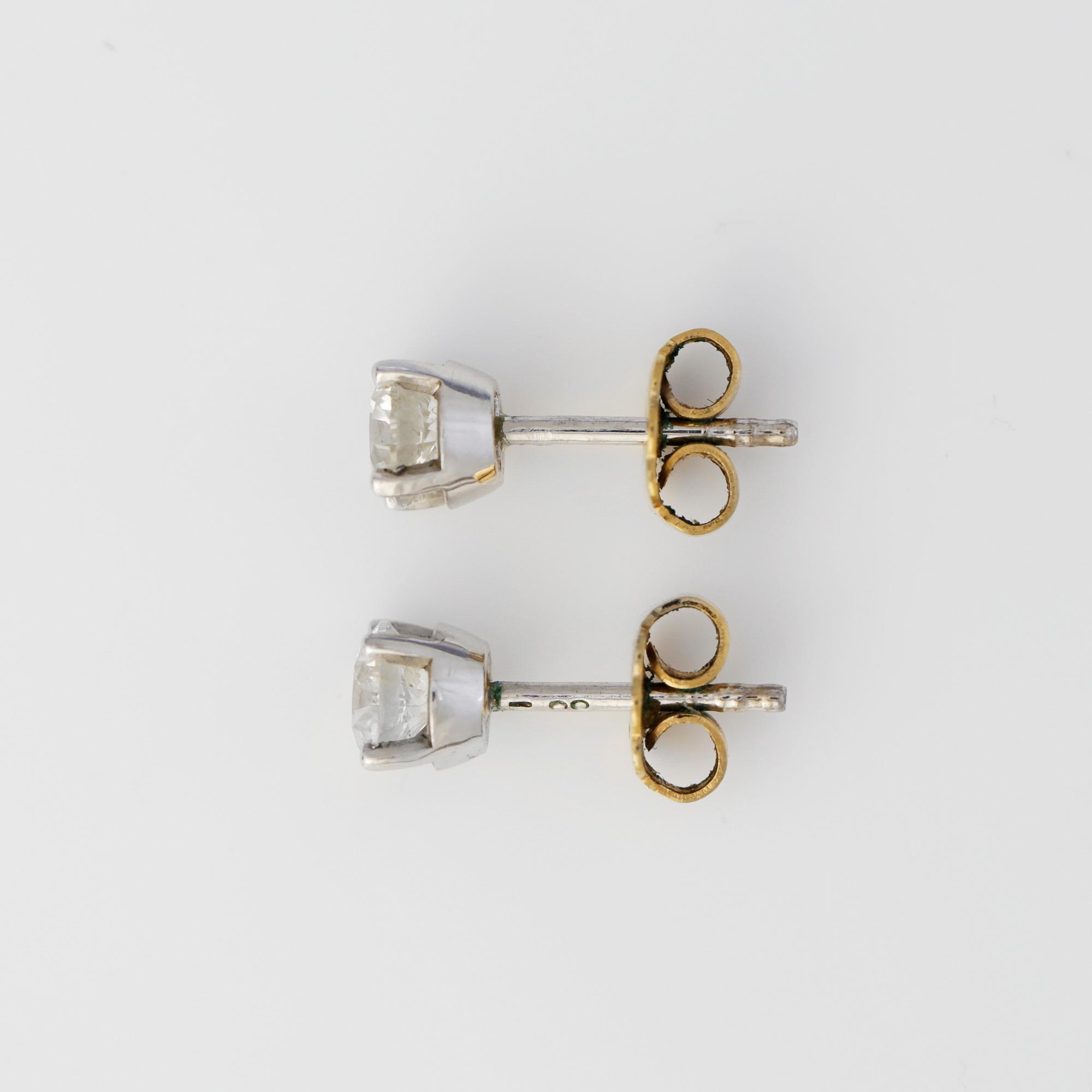 ÖRHÄNGEN, ett par, 18K vitguld med 2 briljantslipade diamanter tot ca 0,90ct. Kvalité ca H-I/VS+.