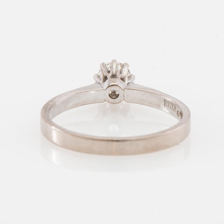 Solitaire ring in 18K white gold with a round brilliant-cut diamond.