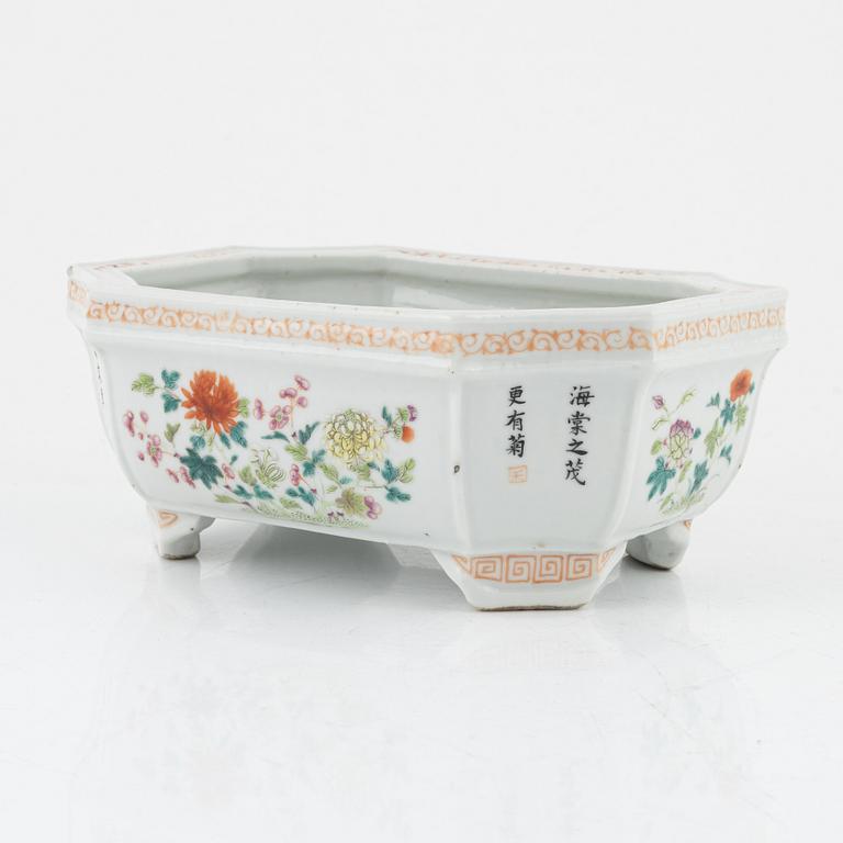 An enamelled Chinese jarndiniere / flowerpot, late Qing dynasty, 19th century.