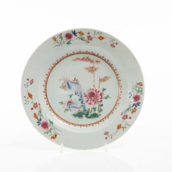 Tallrikar, tre stycken, porslin. Qingdynastin, 1700-tal.