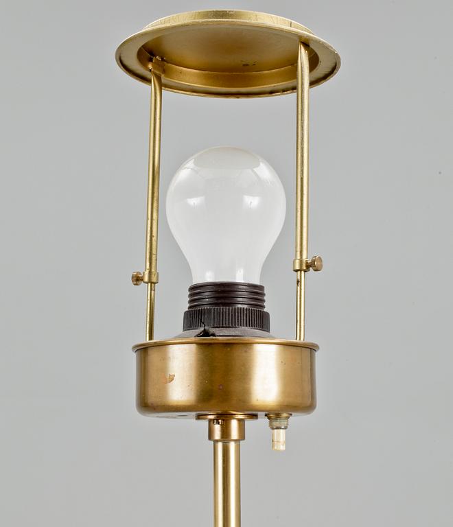 GOLVLAMPA, mässing, Josef Frank, Firma Svenskt Tenn, modellnr 2326, 1900-tal.