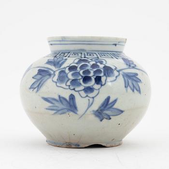 A blue and white Joseon porcelain jar, Korea, 18th Century.