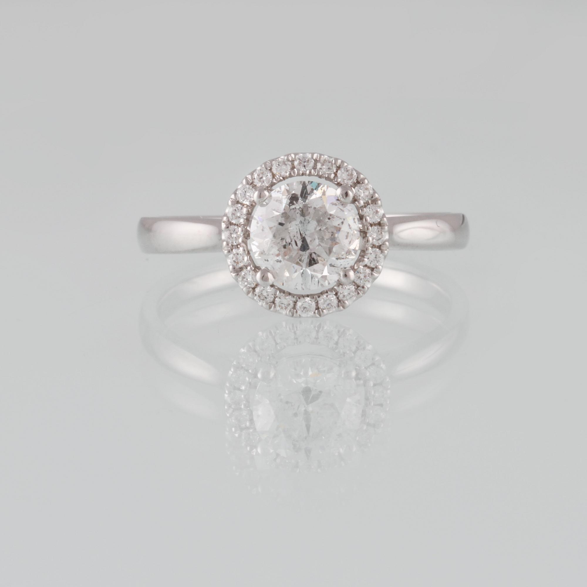 RING, 18K vitguld med briljantslipad diamant 1.09 ct samt mindre diamanter 0.12 ct. Vikt 3,4 gram.
