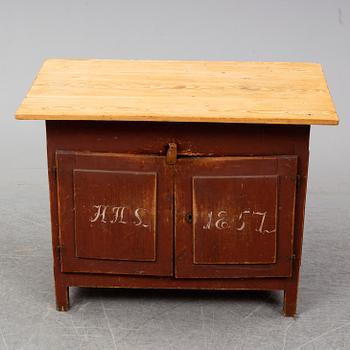 MÖSSBORD, allmoge, daterat 1857.