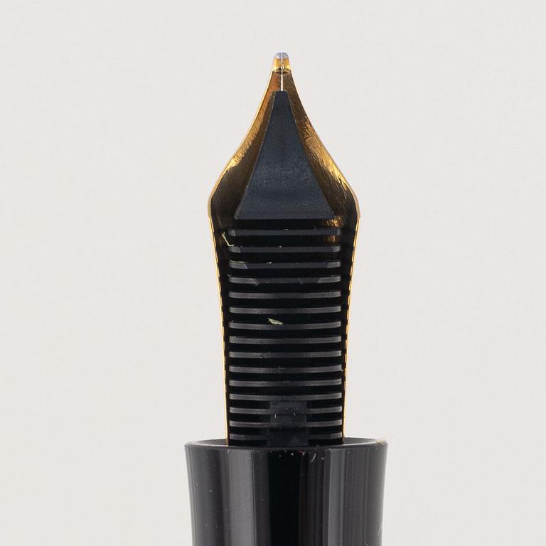 Mont Blanc, Writers Edition Voltaire, Limited Edition Fountain Pen.